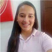 Profesora en apoyo en clases para niños de forma presencial y virtual